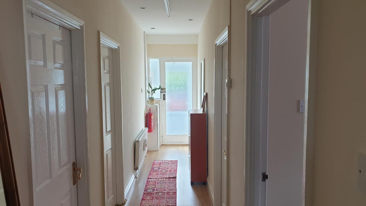 Guess Bungalow Wembley Appartement Londen Buitenkant foto