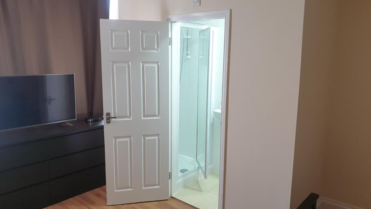 Guess Bungalow Wembley Appartement Londen Buitenkant foto